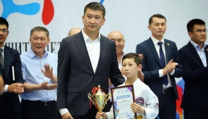 Орозалиев Раимкул получил кубок за лучшую технику на фестивале спорта «ЖЕТКИНЧЕК»